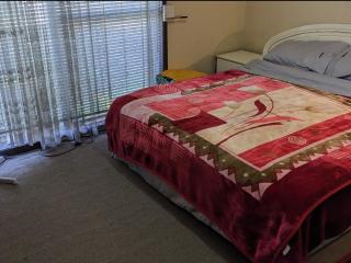 BIDWILL GARDENS - 2 Rooms A Private Room with a King-Size Bed or Open Lounge Room Floor Mattress SHARED Bathroom FREE Kitchen Essentials FREE Laundry Facilities Fast NBN WIFI HDTV NETFLIX, YOUTUBE, KAYO Meal and Transport Service Available - 8