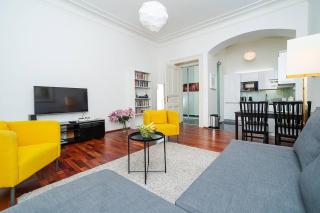 Charming Apartment with Balcony in Pařížská street with Free Garage - Praga - 4