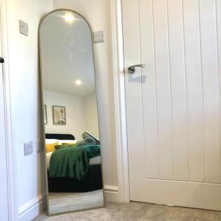 Spacious and Stylish Flat in Trowbridge, Wiltshire - 5
