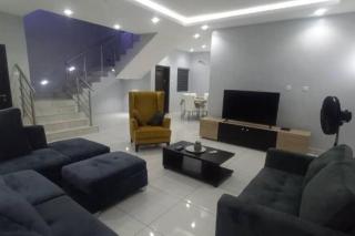 Luxe Living:4Bed, TV, Pool& WiFi - Lekki - 0