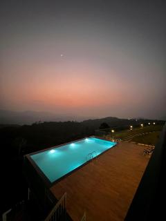 Cloudy Court Resort - 9