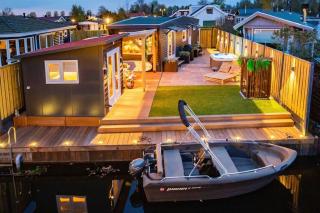 Cabana incl boat, jacuzzi,subboarts on a quiet park with private parking - Loosdrecht - 0