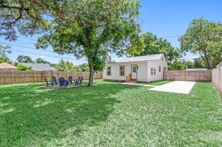 Bungalow Bliss - Large Backyard & Fire Pit - McGregor - 9