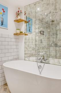 Stylish 2 bed Flat with Balcony Great views NrTube - Londra - 4