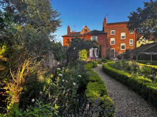 London- Large Period Town House with river front - Hertford - 0