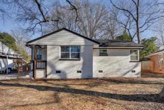 Updated Charlotte Home with Yard about 3 Mi to Uptown! - Charlotte - 0