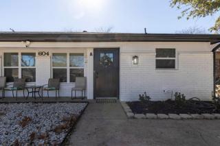 Lux Modern Getaway with ATT Stadium Views and King Bed - 2