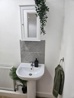 Cornerside Lodge; Cosy Homestay; Walsall, M6 Junction 10 - Perfect for contractors / healthcare workers / groups - Willenhall - 5