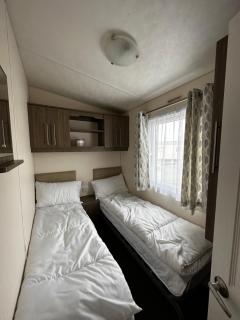 Lovely caravan at Martello Beach Holiday Park Sv14 - Jaywick Sands - 2