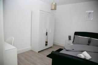 Peace Home - Watford - 6