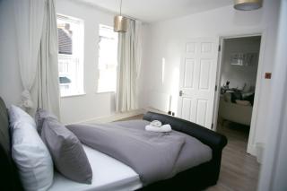Peace Home - Watford - 1