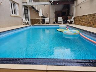 Belíssima Casa a Beira Mar com Piscina Aquecida Cobrado a Parte, 4 Quartos com Ar Condicionado, Amplo Salão de Jogos com Mesas de Bilhar e Pebolim, Amplo Espaço Externo com Churrasqueira em Deck Gourmet Coberto frente a Piscina, Tudo isso á Beira Mar - Praia Grande - 9