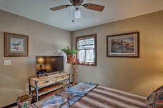 Cozy Custer Cottage w Deck: Walk to Shops Food - Custer - 4