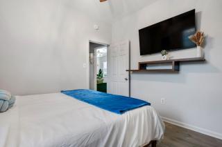 Private Patio - 5 mins to Forsyth & DT - Sleeps 10 - Savannah - 2