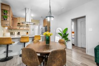Private Patio - 5 mins to Forsyth & DT - Sleeps 10 - Savannah - 5