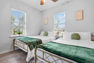 Private Patio - 5 mins to Forsyth & DT - Sleeps 10 - Savannah - 9