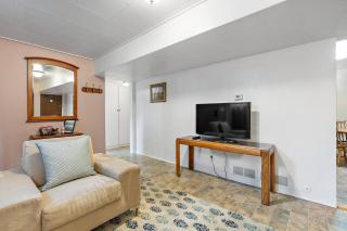 Cozy Holiday Hideaway King Bed Free Parking - 3