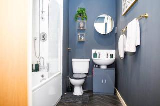 Stylish two-bedroom Salford Quays apartment - 9