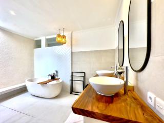 An Amazing 6BDR Private Family Villa with Pool - 4