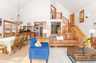 Spacious Lakefront Retreat w/Stunning Views - - 2