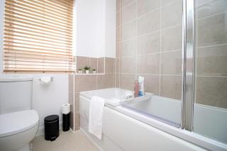 Free Wifi | Parking Access | 3BR - Rogerstone - 1