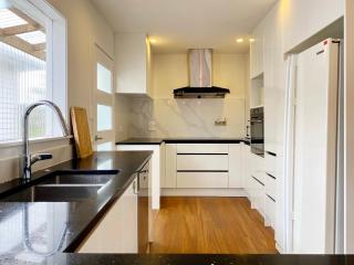 Browns Bay Spacious Retreat- near Beach & Shopping - 7