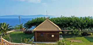 Artsy Wooden Cottage - 8