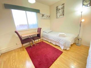 London Single Rooms Female only Kings Cross Eurostar St Pancras International Station Camden Euston all nearby check in from 1230 PM till 3AM - 5