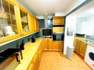 Gravesend 2 Bedroom Spacious Stylish Apartment - Sleeps upto 6 - 2 Min Walk to Station - 5
