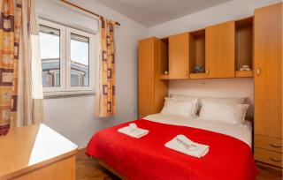 Gorgeous Apartment In Vantacici - 5