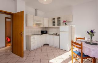 Gorgeous Apartment In Vantacici - 8