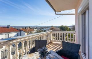 Gorgeous Apartment In Vantacici - 7