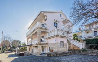 Gorgeous Apartment In Vantacici - 4