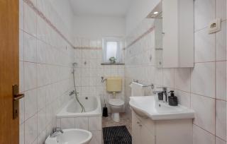 Gorgeous Apartment In Vantacici - 3