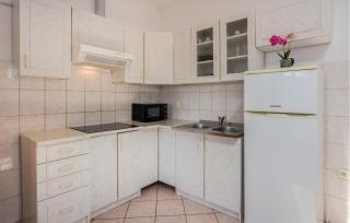 Gorgeous Apartment In Vantacici - Vantačići - 2