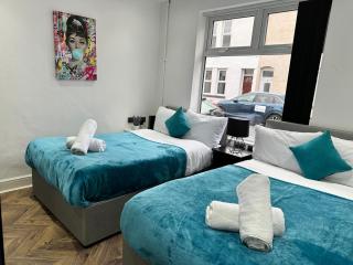 4 bed 4 bath House with Free Parking, 5 Mins to LFC and 15 Mins to City Centre - Liverpool - 0