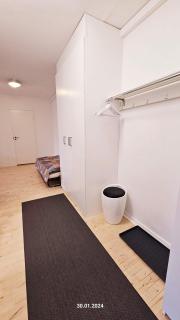 Top floor 51m2, Balcony, 150 M WiFi, free own parking place, 300m Metro - 1