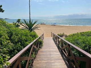 Casa pé na areia em praia paradisíaca com piscina frente mar - Balneário Camboriú - 0
