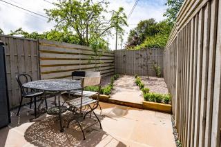 No 33 Cottage 3 - 6