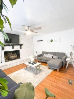 Hidden GEM W1 king bed &2 queens - Winston-Salem - 0