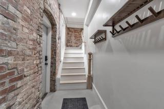 Carriage House Loft - King Bed and Garage Parking - Buffalo - 9