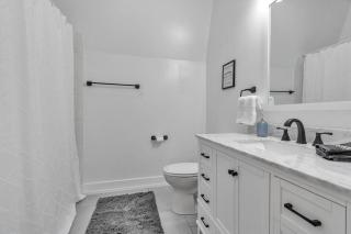 Carriage House Loft - King Bed and Garage Parking - Buffalo - 3