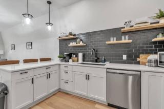 Carriage House Loft - King Bed and Garage Parking - Buffalo - 1