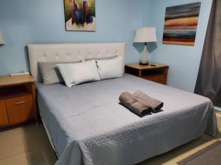 CHIC Family-friendly home sleeps up to 12 People, Right Unit - Catano - 1
