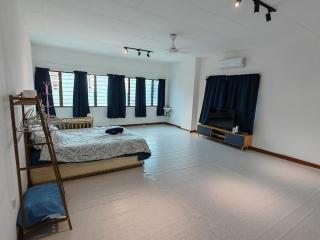 5-Person 1950s Shophouse: Vintage Charm & Smart TVs - Taiping - 5