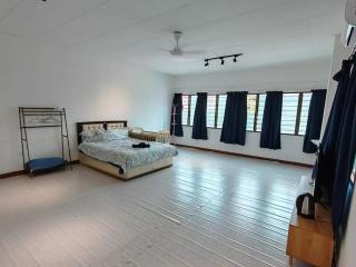 5-Person 1950s Shophouse: Vintage Charm & Smart TVs - Taiping - 6