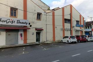 5-Person 1950s Shophouse: Vintage Charm & Smart TVs - 7