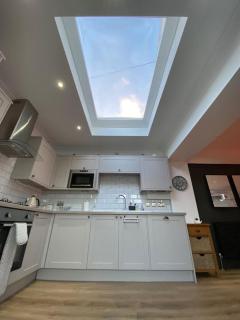 Hot Tub, King Bed, Central, Modern Beach House - Cleethorpes - 2
