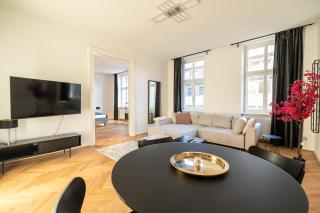Rochus Stylish Stays - 2