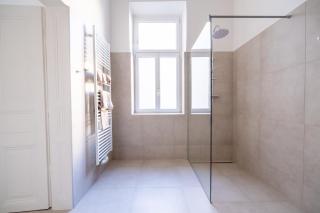 Rochus Stylish Stays - 4